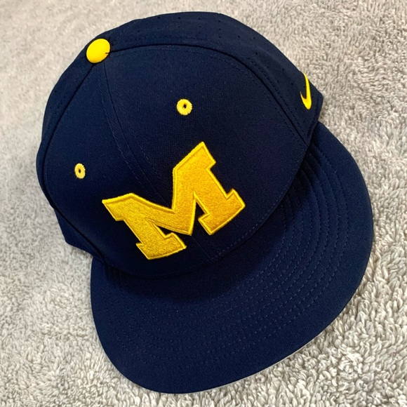 Michigan Wolverines 〽️ fitted hat - Picture 1 of 2